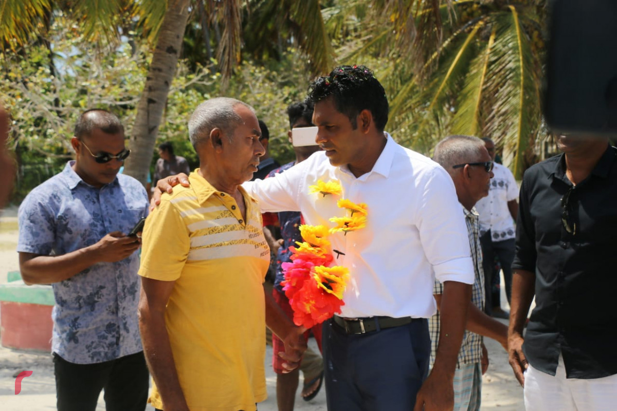 އޯގަސްޓް 27، 2018 : ގުޅިފައިވާ ޕާޓީތަކުގެ ރަނިންްމޭޓް ފައިސަލް ނަސީމް ށ އަތޮޅަށް ކުރަށްވަމުންގެންދަވާ ކެމްޕެއިން ދަތުރުފުޅުގައި ށ، ފީވަކަށް ވަޑައިގެން ރައްޔިތުންނާއި ބައްދަލުކުރަށްވަނީ