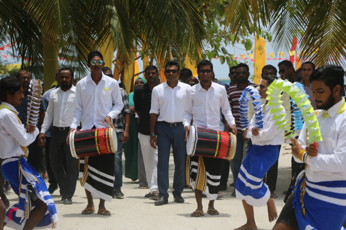 އޯގަސްޓް 27، 2018 : ގުޅިފައިވާ ޕާޓީތަކުގެ ރަނިންްމޭޓް ފައިސަލް ނަސީމް ށ އަތޮޅަށް ކުރައްވަމުން ގެންދަވާ ކެމްޕެއިން ދަތުރުފުޅުގައި ށ. ފޯކައިދޫއަށް ވަޑައިގަތުމުން ފައިސަލަށް މަރުހަބާ ދަންނަވަނީ