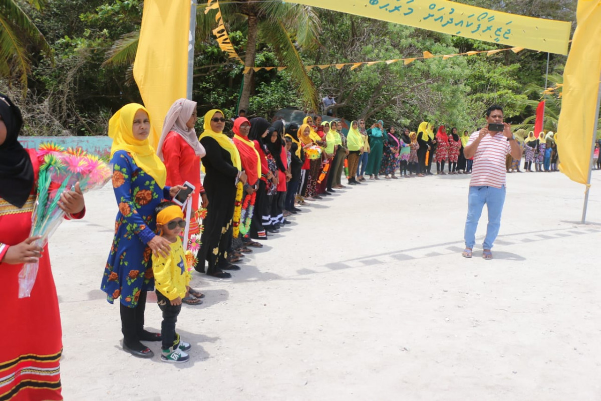އޯގަސްޓް 27، 2018 : ގުޅިފައިވާ ޕާޓީތަކުގެ ރަނިންްމޭޓް ފައިސަލް ނަސީމް ށ އަތޮޅަށް ކުރައްވަމުން ގެންދަވާ ކެމްޕެއިން ދަތުރުފުޅުގައި ށ. ފޯކައިދޫއަށް ވަޑައިގަތުމުން ފައިސަލްއަށް މަރުހަބާ ދެންނެވުމަށް ރައްޔިތުން ބަނދަރު ސަރަހައްދުގައި މަޑުކޮށްލައިގެން