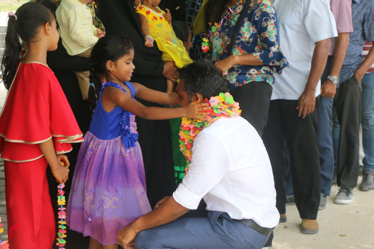 އޯގަސްޓް 27، 2018 : ގުޅިފައިވާ ޕާޓީތަކުގެ ރަނިންްމޭޓް ފައިސަލް ނަސީމް ށ އަތޮޅަށް ކުރައްވަމުން ގެންދަވާ ކެމްޕެއިން ދަތުރުފުޅުގައި ށ. މާއުނގޫދޫއަށް ވަޑައިގަތުމުން ފައިސަލަށް މަރުހަބާ ދަންނަވަނީ