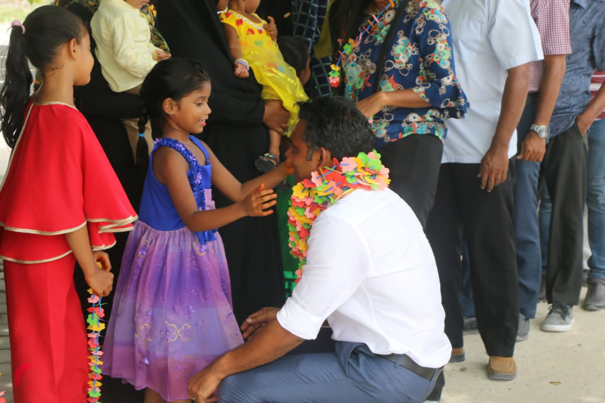 އޯގަސްޓް 27، 2018 : ގުޅިފައިވާ ޕާޓީތަކުގެ ރަނިންްމޭޓް ފައިސަލް ނަސީމް ށ އަތޮޅަށް ކުރައްވަމުން ގެންދަވާ ކެމްޕެއިން ދަތުރުފުޅުގައި ށ. މާއުނގޫދޫއަށް ވަޑައިގަތުމުން ފައިސަލްއަށް މަރުހަބާ ދަންނަވަނީ