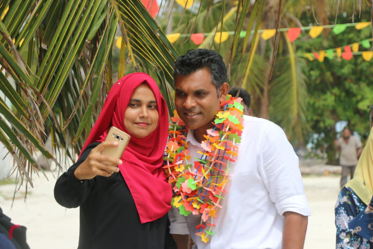 އޯގަސްޓް 27، 2018 : ގުޅިފައިވާ ޕާޓީތަކުގެ ރަނިންްމޭޓް ފައިސަލް ނަސީމް ށ އަތޮޅަށް ކުރައްވަމުންގެންދަވާ ކެމްޕެއިން ދަތުރުފުޅުގައި ށ، މާއުނގޫދޫއަށް ވަޑައިގެން ސަޕޯޓަރަކާއެކު ފޮޓޯއަކަށް ހުއްޓިވަޑައިގެން