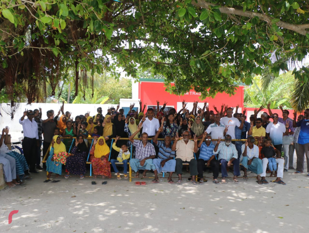 އޯގަސްޓް 27، 2018 : ގުޅިފައިވާ ޕާޓީތަކުގެ ރަނިންްމޭޓް ފައިސަލް ނަސީމް ށ އަތޮޅަށް ކުރައްވަމުން ގެންދަވާ ކެމްޕެއިން ދަތުރުފުޅުގައި ށ. މާއުނގޫދޫއަށް ވަޑައިގެން ރައްޔިތުންނާ އެކު ފޮޓޯއަކަށް ހުއްޓިވަޑައިގެން