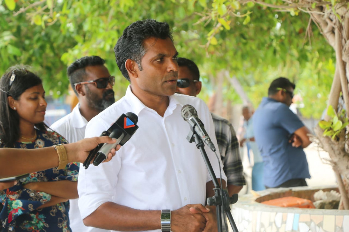 އޯގަސްޓް 27، 2018 : ގުޅިފައިވާ ޕާޓީތަކުގެ ރަނިންްމޭޓް ފައިސަލް ނަސީމް ށ އަތޮޅަށް ކުރައްވަމުން ގެންދަވާ ކެމްޕެއިން ދަތުރުފުޅުގައި ށ. މާއުނގޫދޫއަށް ވަޑައިގެން ރައްޔިތުންނާ ބައްދަލު ކުރައްވަނީ