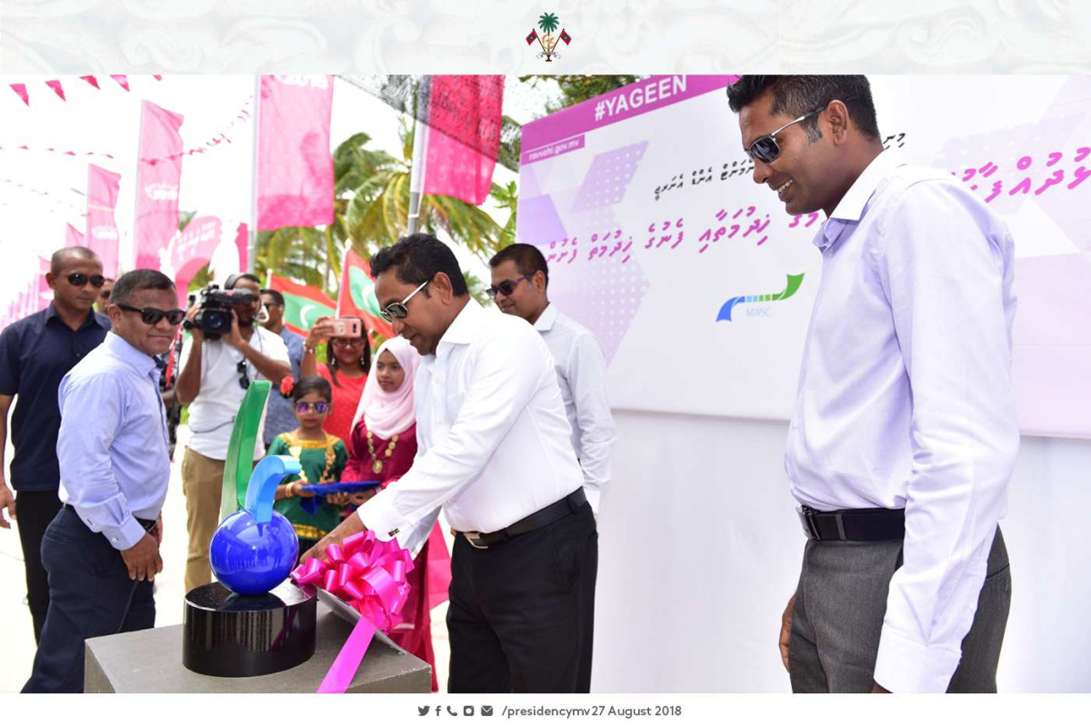 އޯގަސްޓް 27، 2018: ރައީސް ޔާމިން ރ އަތޮޅަަށް ކުރަށްވަމުން ގެންދަވާ ދަތުރުފުޅުގައި ރ ހުޅުދުއްފާރަށް ވަޑައިގެން ހުޅުދުއްފާރުގައި ޤާއިމްކޮށްފައިވާ ފެނުގެ ޚިދުމަތް އިފްތިތާޙްކޮށްދެއްވައި، ނަރުދަމާ ނިޒާމުގެ ޚިދުމަތް ރަސްމީކޮށް ފަށްޓަވައިދެއްވަނީ