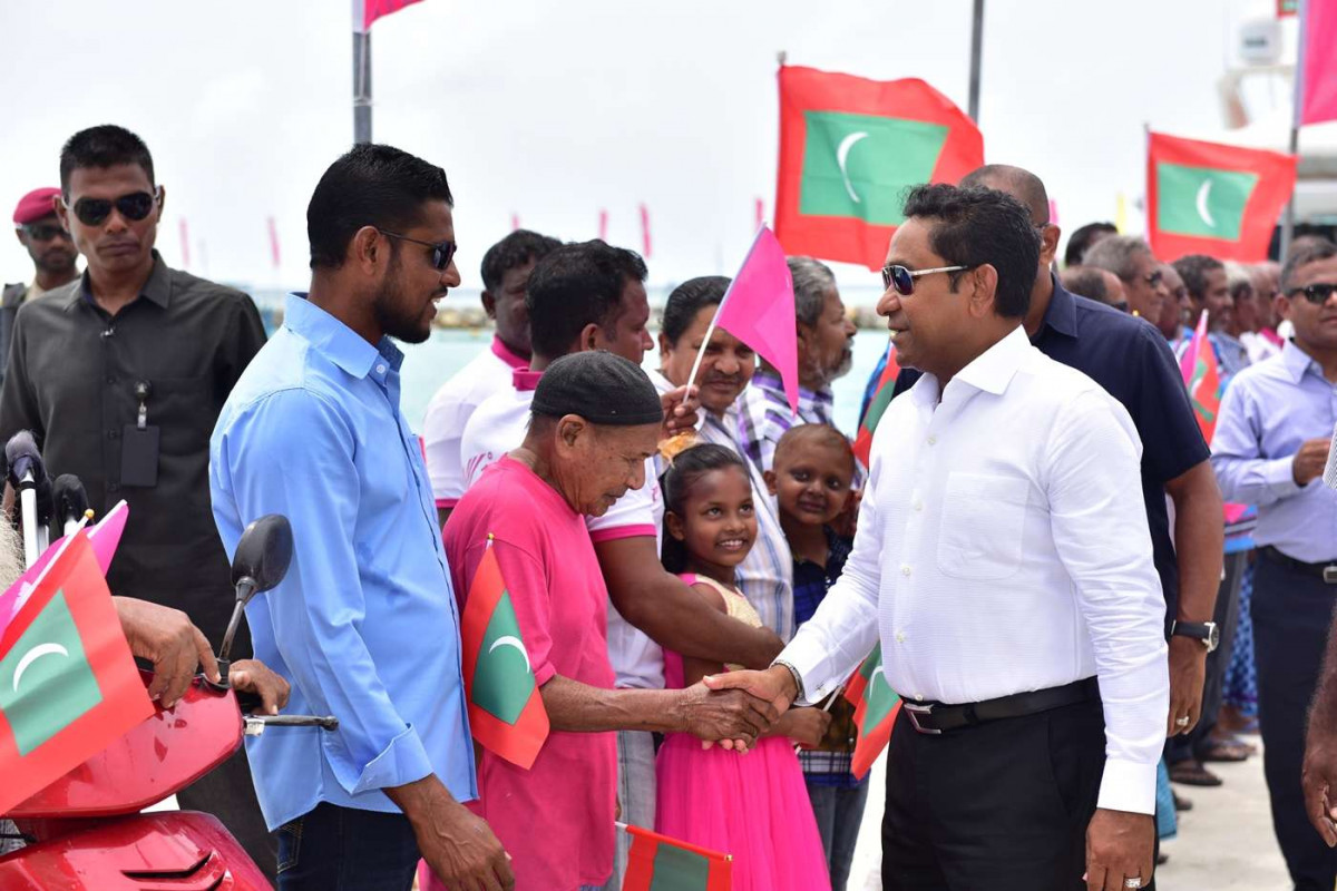 އޯގަސްޓް 27، 2018: ރައީސް ޔާމިން ރ އަތޮޅަަށް ކުރަށްވަމުން ގެންދަވާ ދަތުރުފުޅުގައި ރ ހުޅުދުއްފާރަށް ވަޑައިގަތުމުން ހުޅުދުއްފާރު ރައްޔިތުން ރައީސް އަބްދުﷲ ޔާމިންއަށް މަރުހަބާ ދަންނަވަނީ