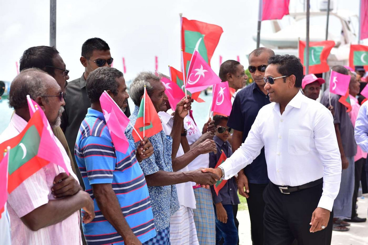 އޯގަސްޓް 27، 2018: ރައީސް ޔާމިން ރ އަތޮޅަަށް ކުރަށްވަމުން ގެންދަވާ ދަތުރުފުޅުގައި ރ ހުޅުދުއްފާރަށް ވަޑައިގަތުމުން ހުޅުދުއްފާރު ރައްޔިތުން ރައީސް އަބްދުﷲ ޔާމިންއަށް މަރުހަބާ ދަންނަވަނީ