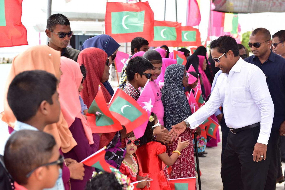 އޯގަސްޓް 27، 2018: ރައީސް ޔާމިން ރ އަތޮޅަަށް ކުރަށްވަމުން ގެންދަވާ ދަތުރުފުޅުގައި ރ ހުޅުދުއްފާރަށް ވަޑައިގަތުމުން ހުޅުދުއްފާރު ރައްޔިތުން ރައީސް އަބްދުﷲ ޔާމިންއަށް މަރުހަބާ ދަންނަވަނީ