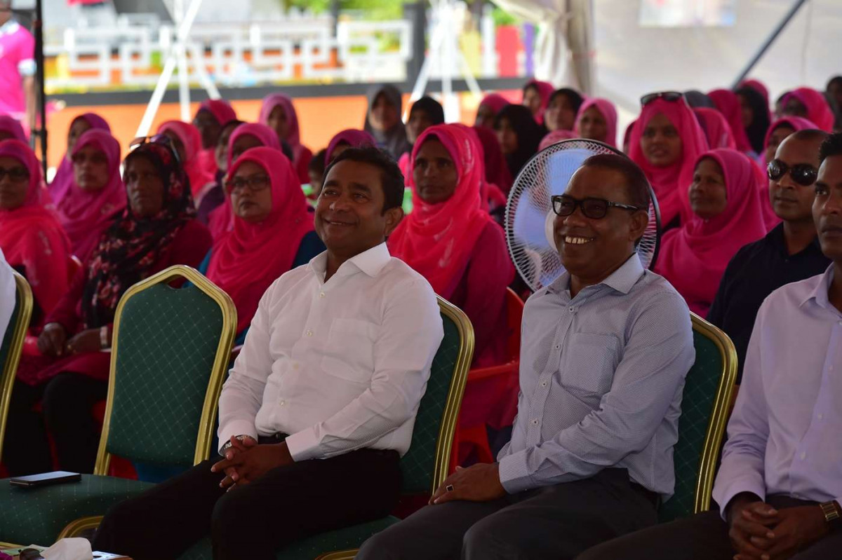 އަލިފުށިއޯގަސްޓް 27، 2018: ރައީސް ޔާމިން ރ އަތޮޅަަށް ކުރަށްވަމުން ގެންދަވާ ދަތުރުފުޅުގައި ރ އަލިފުއްޓަށް ވަޑައިގަތުމުން އަލިފުއްޓަށް ވަޑައިގެން އަލިފުށި ރައްޔިތުންނާއި ބައްދަލުކުރަށްވަން ކުރިއަށްގެންދިޔަ ރަސްމިއްޔާތުގައި ރައީސް އަބްދުﷲ ޔާމިން އަދި ޕީޕީއެމްގެ ނާއިބު ރައީސް އަބްދުއްރަހީމް އަބްދުﷲ ބައިވެރިވެ ވަޑައިގަންނަވަނީ