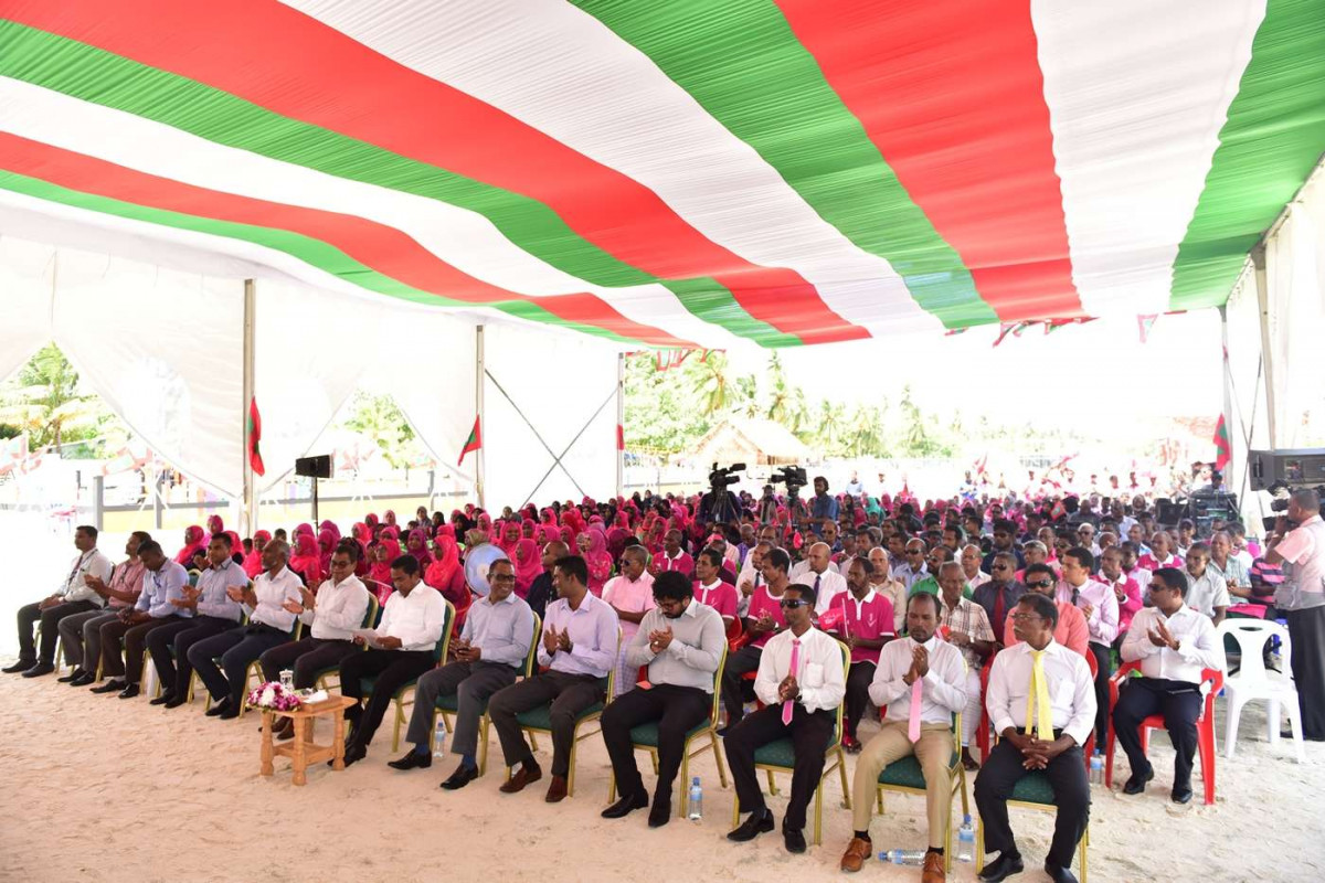 އޯގަސްޓް 27، 2018: ރައީސް ޔާމިން ރ އަތޮޅަަށް ކުރަށްވަމުން ގެންދަވާ ދަތުރުފުޅުގައި ރ އަލިފުއްޓަށް ވަޑައިގަތުމުން އަލިފުއްޓަށް ވަޑައިގެން އަލިފުށި ރައްޔިތުންނާއި ބައްދަލުކުރަށްވަން ކުރިއަށްގެންދިޔަ ރަސްމިއްޔާތުގެ ތެރެއިން