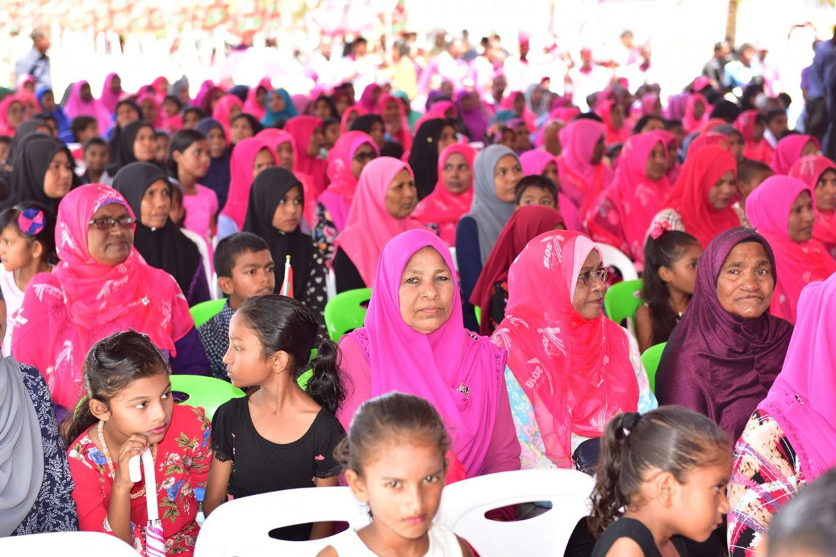 އޯގަސްޓް 27، 2018: ރައީސް ޔާމިން ރ އަތޮޅަަށް ކުރަށްވަމުން ގެންދަވާ ދަތުރުފުޅުގައި ރ އަލިފުއްޓަށް ވަޑައިގަތުމުން އަލިފުއްޓަށް ވަޑައިގެން އަލިފުށި ރައްޔިތުންނާއި ބައްދަލުކުރަށްވަނީ