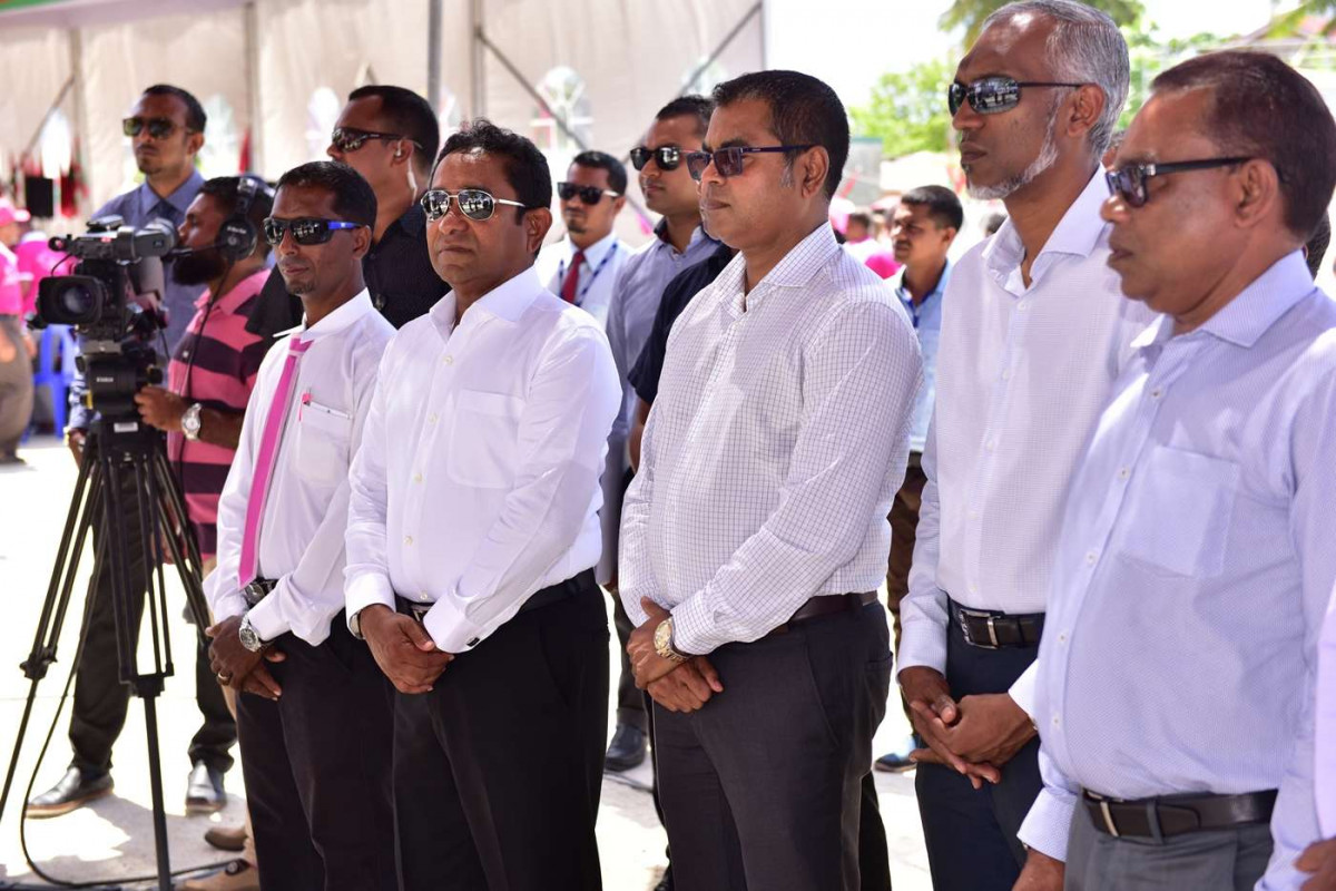 އޯގަސްޓް 27، 2018: ރައީސް ޔާމިން ރ އަތޮޅަަށް ކުރަށްވަމުން ގެންދަވާ ދަތުރުފުޅުގައި ރ އަލިފުއްޓަށް ވަޑައިގަތުމުން އަލިފުއްޓަށް ވަޑައިގެން އަލިފުށި ނަރުދަމާގެ ނިޒާމުގެ ހިދުމަތް ފައްޓަވައިދެއްވަނީ