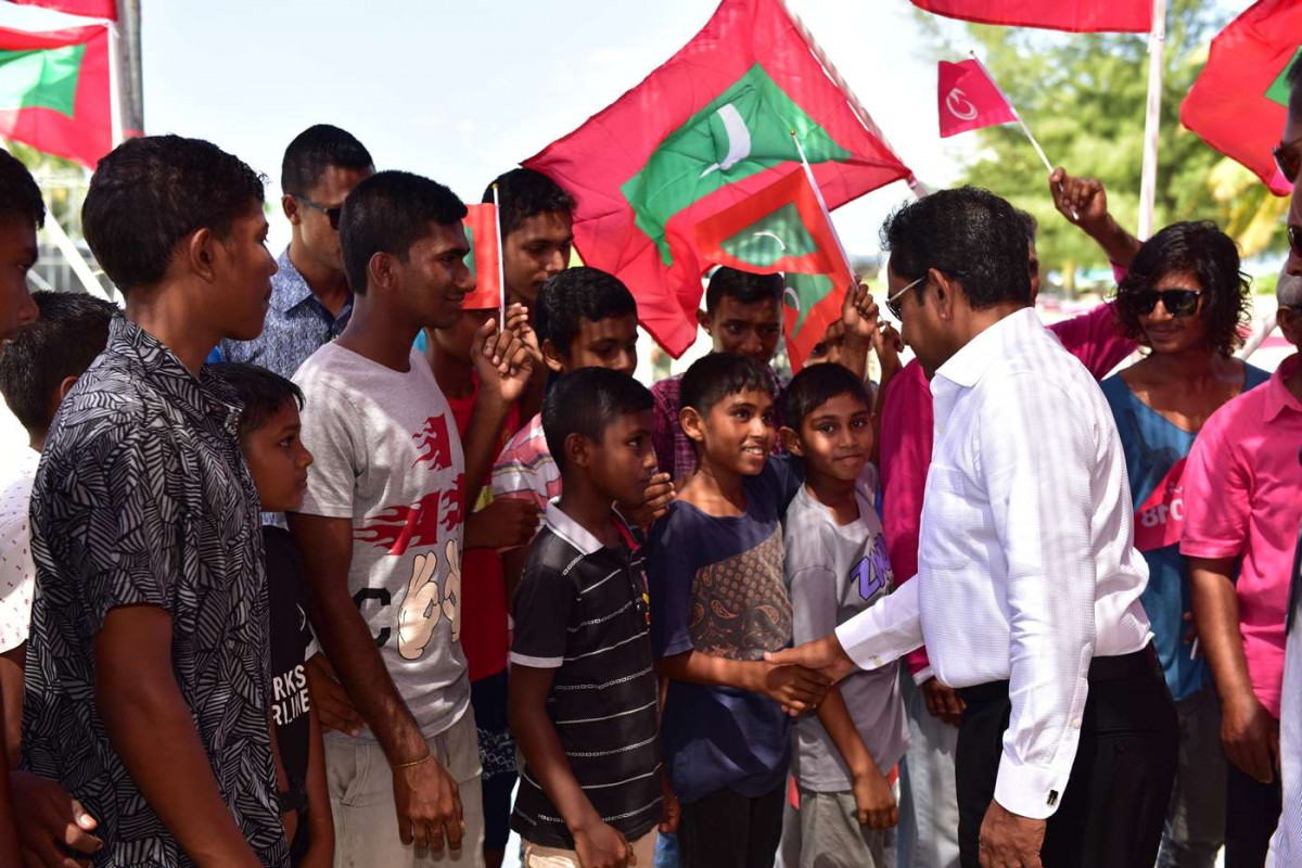 އޯގަސްޓް 27، 2018: ރައީސް ޔާމިން ރ އަތޮޅަަށް ކުރަށްވަމުން ގެންދަވާ ދަތުރުފުޅުގައި ރ އަލިފުއްޓަށް ވަޑައިގަތުމުން އަލިފުށި ރައްޔިތުން ރައީސް އަބްދުﷲ ޔާމިންއަށް މަރުހަބާ ދަންނަވަނީ