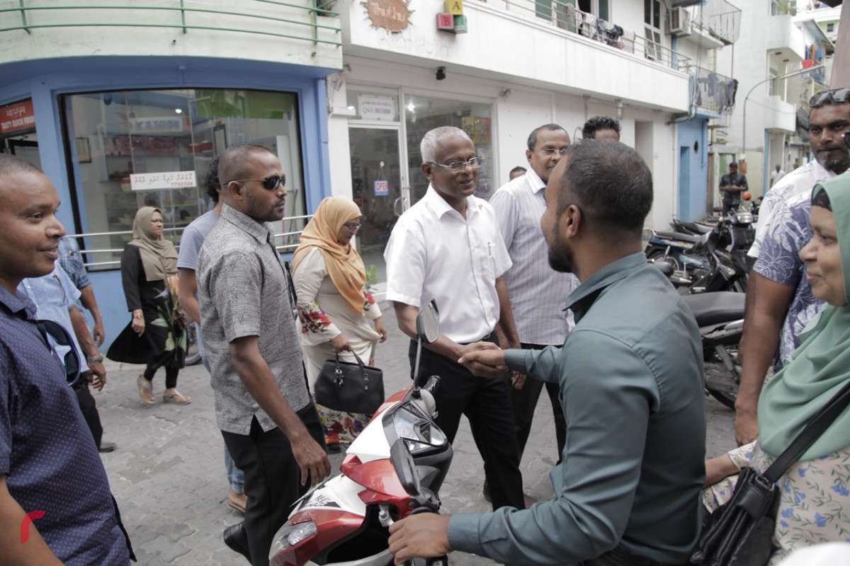 އޯގަސްޓް 29 2018: ގުޅިފައިވާ ޕާޓީތަކުގެ ރިޔާސީ ކެންޑިޑޭޓް އިބްރާހިމް މުހައްމަދު ސޯލިހު މާލޭގެ މާފަންނު ސަރަހައްދުގައި ހިންގެވި ދޮރުން ދޮރަށް ހިންގެވުމުގެ ހަރަކާތުގައި ކުރީގެ މިނިސްޓަރ އަދި ރައީސް މައުމޫން އަބްދުލްޤައްޔޫމްގެ ގާތް އެކުވެރިއެއް ކަމަށްވާ އުމަރު ޒާހިރާ ބައްދަލުކުރައްވަނީ