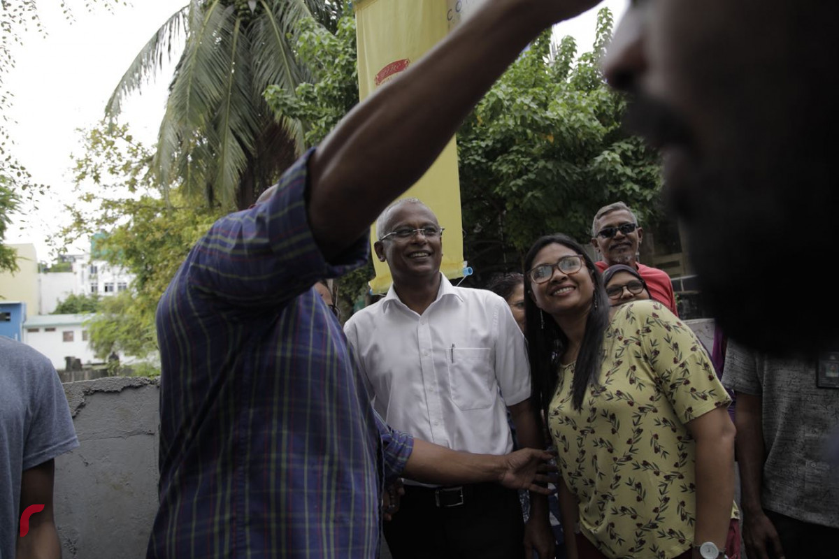 އޯގަސްޓް 29 2018: ގުޅިފައިވާ ޕާޓީތަކުގެ ރިޔާސީ ކެންޑިޑޭޓް އިބްރާހިމް މުހައްމަދު ސޯލިހު މާލޭގެ މާފަންނު ސަރަހައްދުގައި ހިންގެވި ދޮރުން ދޮރަށް ހިންގެވުމުގެ ހަރަކާތުގައި ކުރީގެ މިނިސްޓަރ އަދި ރައީސް މައުމޫން އަބްދުލްޤައްޔޫމްގެ ގާތް އެކުވެރިއެއް ކަމަށްވާ އުމަރު ޒާހިރާ ބައްދަލުކުރައްވަނީ