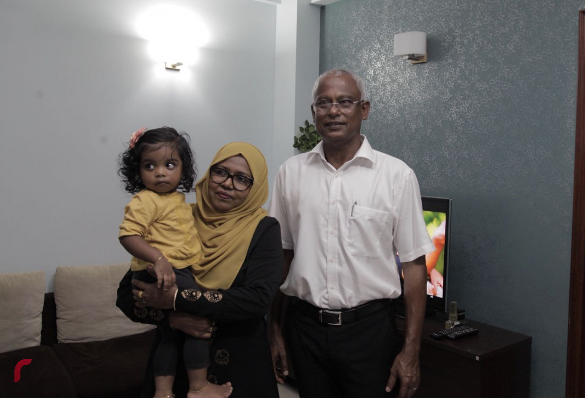 އޯގަސްޓް 29 2018: ގުޅިފައިވާ ޕާޓީތަކުގެ ރިޔާސީ ކެންޑިޑޭޓް އިބްރާހިމް މުހައްމަދު ސޯލިހު މާލޭގެ މާފަންނު ސަރަހައްދުގައި ހިންގެވި ދޮރުން ދޮރަށް ހިންގެވުމުގެ ހަރަކާތުގައި ކުރީގެ މިނިސްޓަރ އަދި ރައީސް މައުމޫން އަބްދުލްޤައްޔޫމްގެ ގާތް އެކުވެރިއެއް ކަމަށްވާ އުމަރު ޒާހިރާ ބައްދަލުކުރައްވަނީ