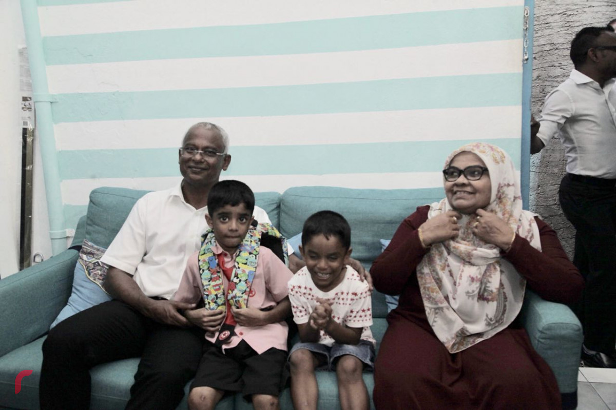 އޯގަސްޓް 29 2018: ގުޅިފައިވާ ޕާޓީތަކުގެ ރިޔާސީ ކެންޑިޑޭޓް އިބްރާހިމް މުހައްމަދު ސޯލިހު މާލޭގެ މާފަންނު ސަރަހައްދުގައި ހިންގެވި ދޮރުން ދޮރަށް ހިންގެވުމުގެ ހަރަކާތުގައި ކުރީގެ މިނިސްޓަރ އަދި ރައީސް މައުމޫން އަބްދުލްޤައްޔޫމްގެ ގާތް އެކުވެރިއެއް ކަމަށްވާ އުމަރު ޒާހިރާ ބައްދަލުކުރައްވަނީ