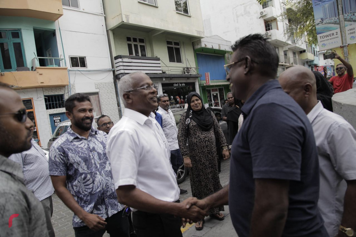 އޯގަސްޓް 29 2018: ގުޅިފައިވާ ޕާޓީތަކުގެ ރިޔާސީ ކެންޑިޑޭޓް އިބްރާހިމް މުހައްމަދު ސޯލިހު މާލޭގެ މާފަންނު ސަރަހައްދުގައި ހިންގެވި ދޮރުން ދޮރަށް ހިންގެވުމުގެ ހަރަކާތުގައި ކުރީގެ މިނިސްޓަރ އަދި ރައީސް މައުމޫން އަބްދުލްޤައްޔޫމްގެ ގާތް އެކުވެރިއެއް ކަމަށްވާ އުމަރު ޒާހިރާ ބައްދަލުކުރައްވަނީ