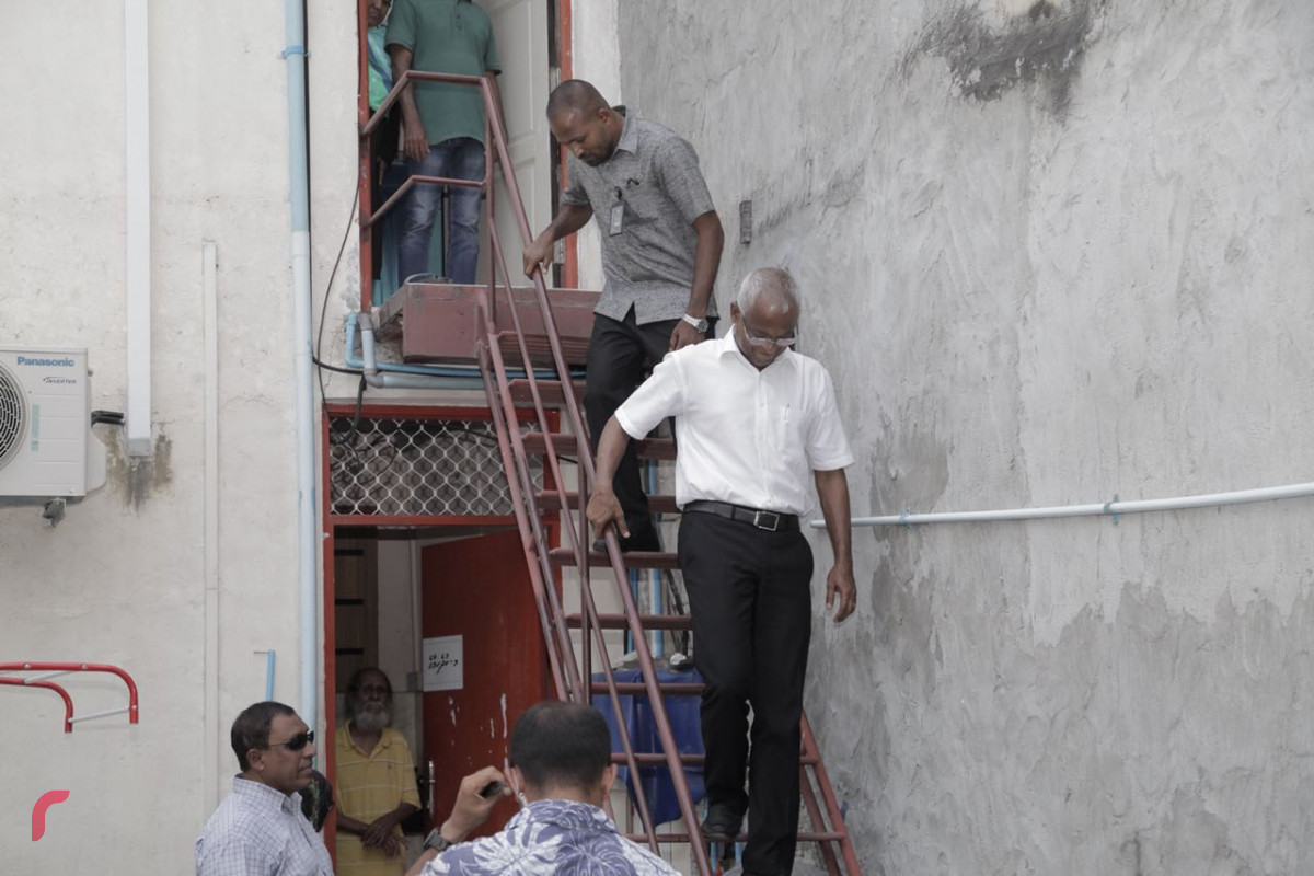 އޯގަސްޓް 29 2018: ގުޅިފައިވާ ޕާޓީތަކުގެ ރިޔާސީ ކެންޑިޑޭޓް އިބްރާހިމް މުހައްމަދު ސޯލިހު މާލޭގެ މާފަންނު ސަރަހައްދުގައި ހިންގެވި ދޮރުން ދޮރަށް ހިންގެވުމުގެ ހަރަކާތުގައި ކުރީގެ މިނިސްޓަރ އަދި ރައީސް މައުމޫން އަބްދުލްޤައްޔޫމްގެ ގާތް އެކުވެރިއެއް ކަމަށްވާ އުމަރު ޒާހިރާ ބައްދަލުކުރައްވަނީ