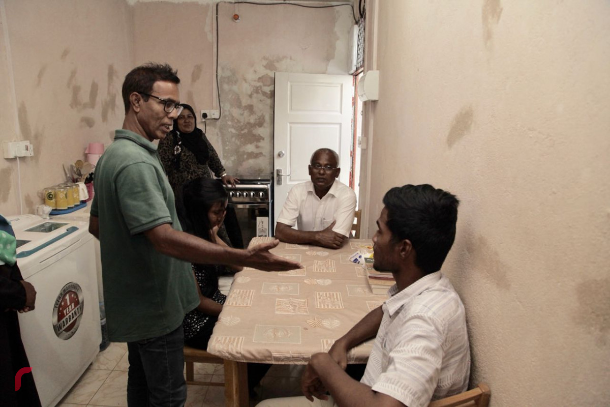 އޯގަސްޓް 29 2018: ގުޅިފައިވާ ޕާޓީތަކުގެ ރިޔާސީ ކެންޑިޑޭޓް އިބްރާހިމް މުހައްމަދު ސޯލިހު މާލޭގެ މާފަންނު ސަރަހައްދުގައި ހިންގެވި ދޮރުން ދޮރަށް ހިންގެވުމުގެ ހަރަކާތުގައި ކުރީގެ މިނިސްޓަރ އަދި ރައީސް މައުމޫން އަބްދުލްޤައްޔޫމްގެ ގާތް އެކުވެރިއެއް ކަމަށްވާ އުމަރު ޒާހިރާ ބައްދަލުކުރައްވަނީ