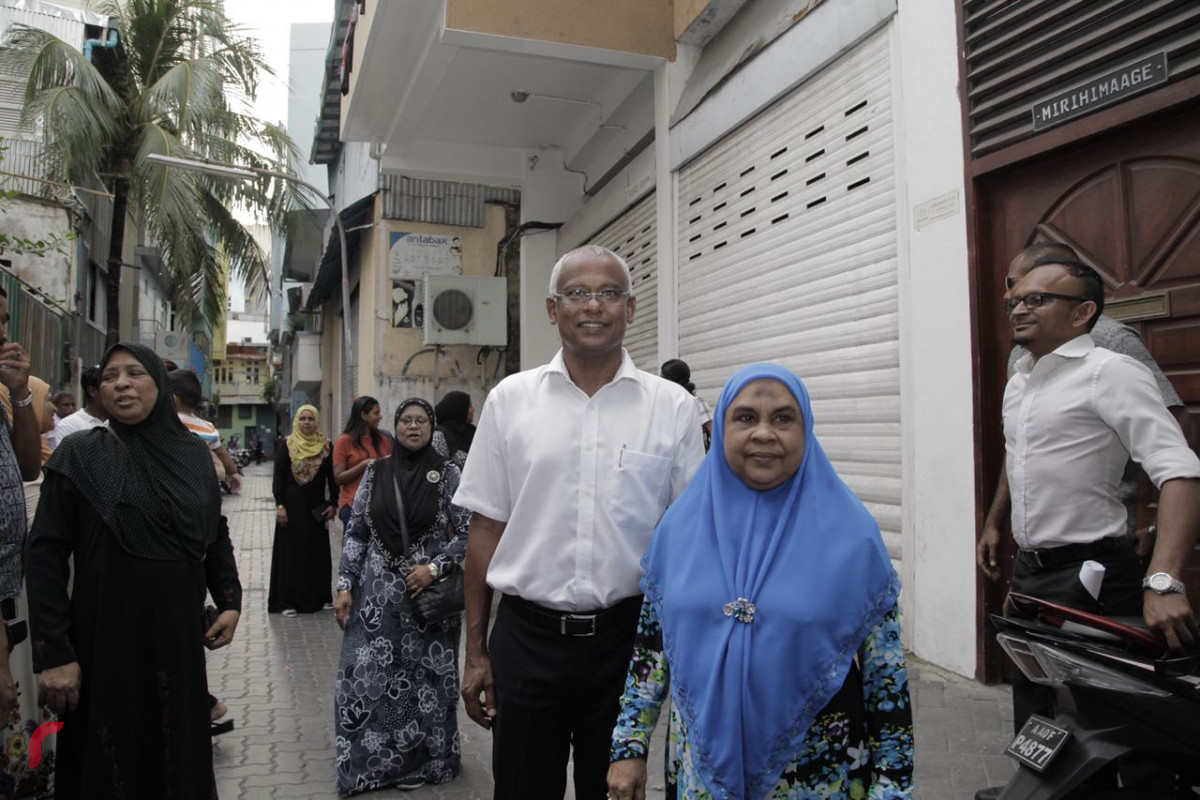 އޯގަސްޓް 29 2018: ގުޅިފައިވާ ޕާޓީތަކުގެ ރިޔާސީ ކެންޑިޑޭޓް އިބްރާހިމް މުހައްމަދު ސޯލިހު މާލޭގެ މާފަންނު ސަރަހައްދުގައި ހިންގެވި ދޮރުން ދޮރަށް ހިންގެވުމުގެ ހަރަކާތުގައި ކުރީގެ މިނިސްޓަރ އަދި ރައީސް މައުމޫން އަބްދުލްޤައްޔޫމްގެ ގާތް އެކުވެރިއެއް ކަމަށްވާ އުމަރު ޒާހިރާ ބައްދަލުކުރައްވަނީ