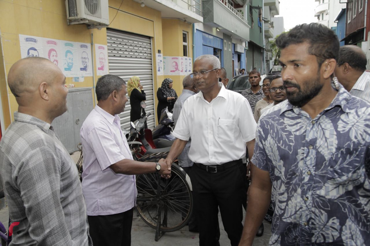 އޯގަސްޓް 29 2018: ގުޅިފައިވާ ޕާޓީތަކުގެ ރިޔާސީ ކެންޑިޑޭޓް އިބްރާހިމް މުހައްމަދު ސޯލިހު މާލޭގެ މާފަންނު ސަރަހައްދުގައި ހިންގެވި ދޮރުން ދޮރަށް ހިންގެވުމުގެ ހަރަކާތުގައި ކުރީގެ މިނިސްޓަރ އަދި ރައީސް މައުމޫން އަބްދުލްޤައްޔޫމްގެ ގާތް އެކުވެރިއެއް ކަމަށްވާ އުމަރު ޒާހިރާ ބައްދަލުކުރައްވަނީ