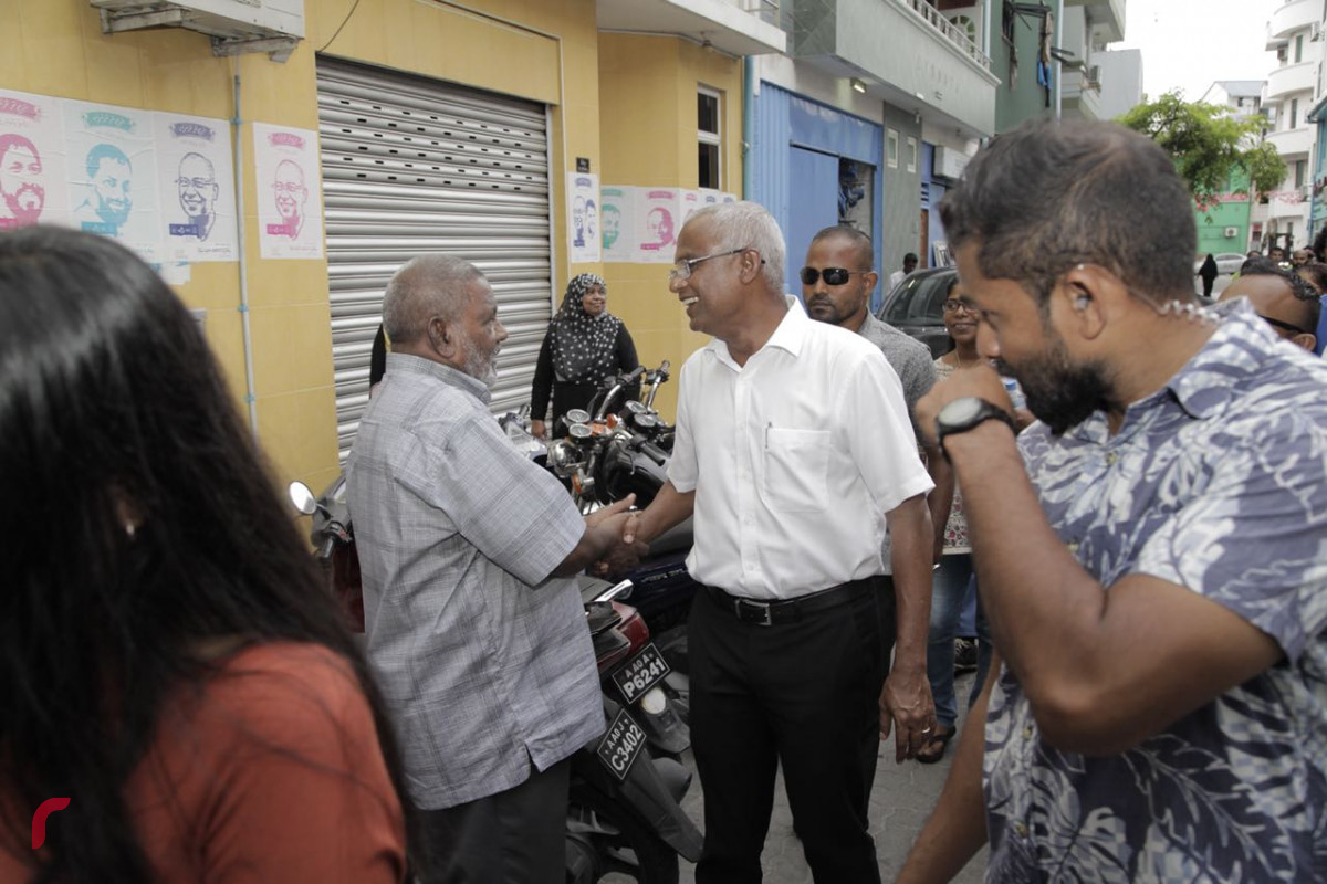 އޯގަސްޓް 29 2018: ގުޅިފައިވާ ޕާޓީތަކުގެ ރިޔާސީ ކެންޑިޑޭޓް އިބްރާހީމް މުހައްމަދު ސޯލިހު މާލޭގެ މާފަންނު ސަރަހައްދުގައި ދޮރުން ދޮރަށް ހިންގަވުމުގެ ތެރެއިން، އިއްތިހާދުން ރިޔާސީ އިންތިހާބަށް ވަމުންދާ ތައްޔާރީތަކުގެ ތެރެއިން މާލެ އާއި އަތޮޅު ތެރޭގައި ދަނީ ކެމްޕެއިން ކުރަމުން