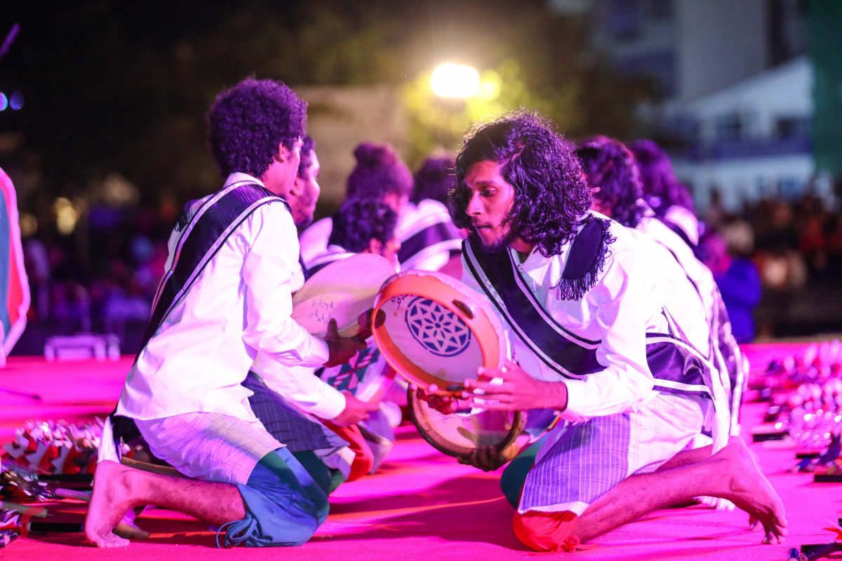 އޯގަސްޓް 30، 2018: ސިނަމާލެ ބްރިޖު ހުޅުވުމަށް ބޭއްވި ކުލަގަދަ ރަސްމިއްޔާތުގައި ދިވެހި ސަގާފީ ހުށައެޅުމެއް ހުށައަޅަނީ. މި ރަސްމިއްޔާތުގައި ރާއްޖޭގެ ސަގާފީ ހުށައެޅުންތަކުގެ އިތުރުން ޗައިނާގެ ހުށައެޅުންތައްވެސް ފެނިގެންގޮސްފައިވޭ.