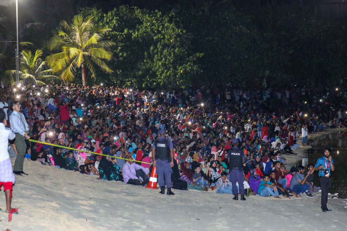 އޯގަސްޓް 30، 2018: ބްރިޖް ހުޅުވުމަށް ބޭއްވި ރަސްމިއްޔާތު ބެލުމަށް އާންމުން އާޓިފިޝަލް ބީޗް ސަރަހައްދަށް އެއްވެފައި. ރާއްޖޭގައި މިހާތަނަށް ނުބާއްވާ ފެންވަރަށް ބްރިޖްގައި ހަވާ އެރުވުން ކުރިއަށްގެންގޮސްފައިވޭ.