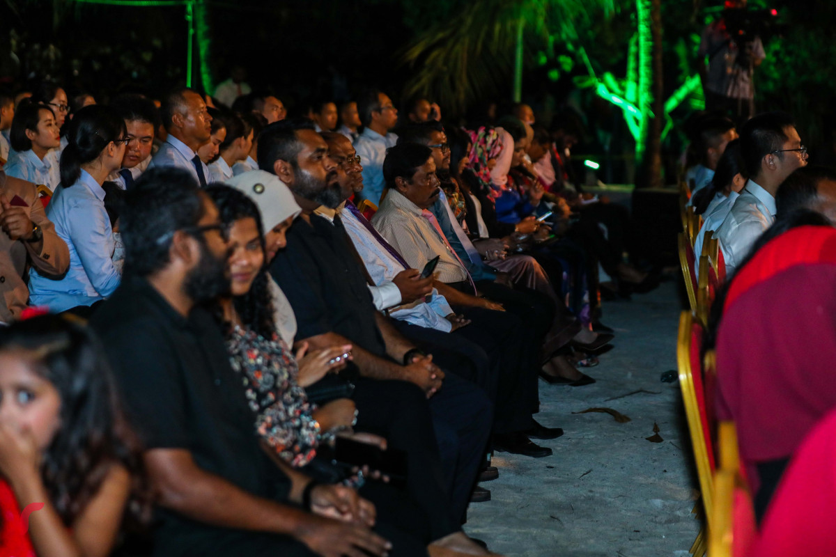 އޯގަސްޓް 30، 2018: ސިނަމާލެ ބްރިޖު ހުޅުވުމަށް ބޭއްވި ކުލަގަދަ ރަސްމިއްޔާތުގެ ތެރެއިން. މި ރަސްމިއްޔާތުގައި ރައީސް ޔާމިންގެ އިތުރުން ސަރުކާރުގެ ގިނަ އިސްބޭފުޅުން ބައިވެރިވެ ވަޑައިގެންފައިވާއިރު ރަސްމިއްުޔާތު ކުރިއަށްގެންގޮސްފައިވަނީ ބަޑިބޭހުގެ ކުޅިވަރުތަކާއިއެކު.