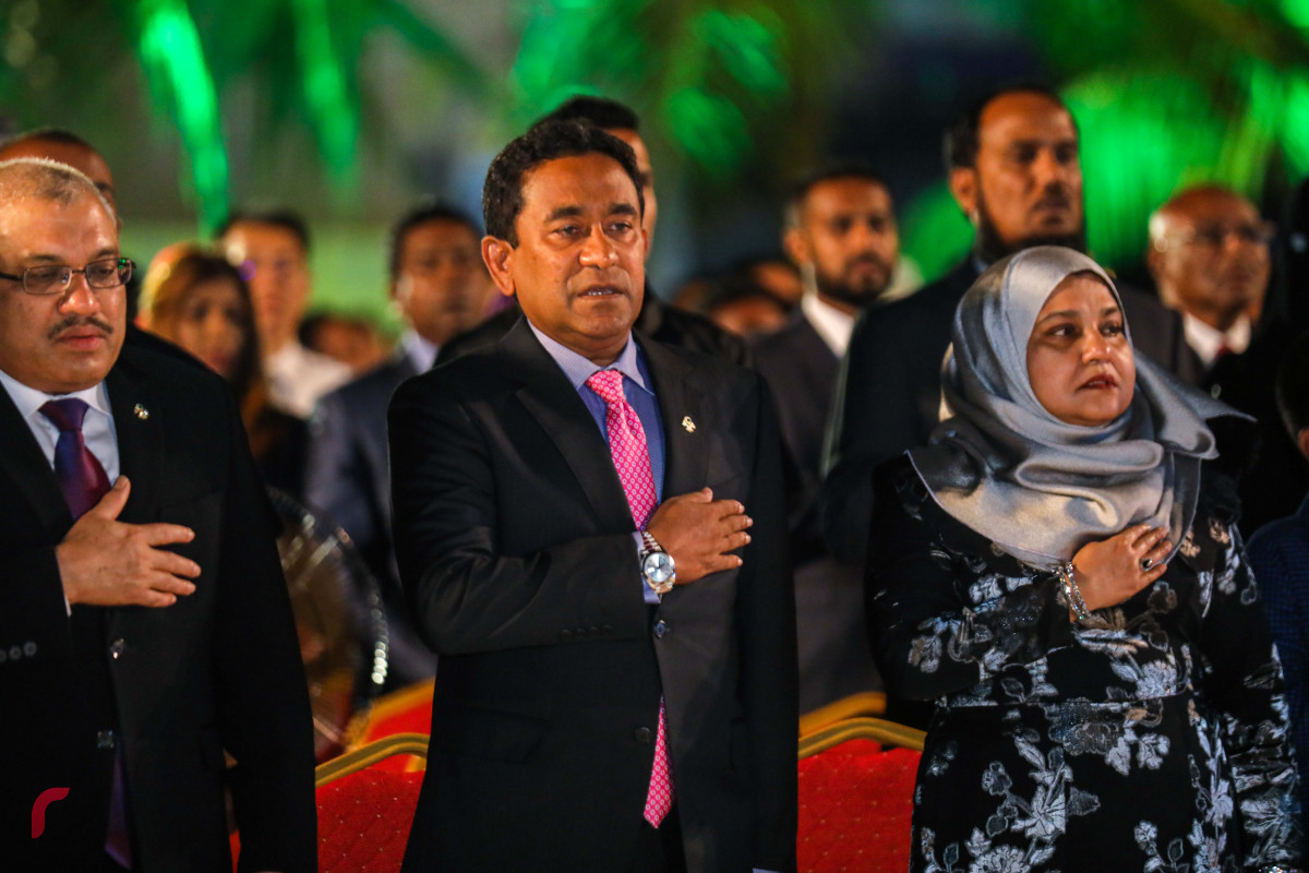 އޯގަސްޓް 30، 2018: ސިނަމާލެ ބްރިޖު ހުޅުވުމަށް ބޭއްވި ކުލަގަދަ ރަސްމިއްޔާތުގެ ތެރެއިން. މި ރަސްމިއްޔާތުގައި ރައީސް ޔާމިންގެ އިތުރުން ސަރުކާރުގެ ގިނަ އިސްބޭފުޅުން ބައިވެރިވެ ވަޑައިގެންފައިވާއިރު ރަސްމިއްުޔާތު ކުރިއަށްގެންގޮސްފައިވަނީ ބަޑިބޭހުގެ ކުޅިވަރުތަކާއިއެކު.