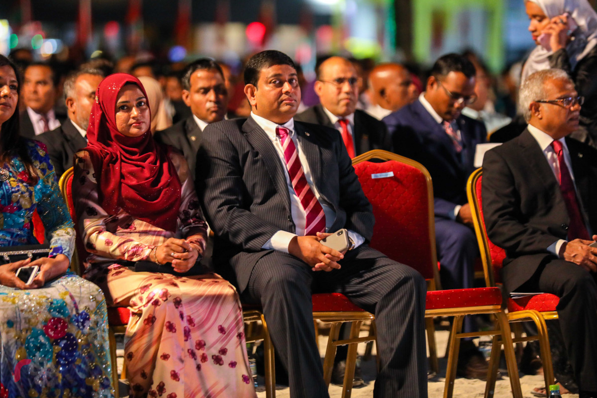 އޯގަސްޓް 30، 2018: ސިނަމާލެ ބްރިޖު ހުޅުވުމަށް ބޭއްވި ކުލަގަދަ ރަސްމިއްޔާތުގެ ތެރެއިން. މި ރަސްމިއްޔާތުގައި ރައީސް ޔާމިންގެ އިތުރުން ސަރުކާރުގެ ގިނަ އިސްބޭފުޅުން ބައިވެރިވެ ވަޑައިގެންފައިވާއިރު ރަސްމިއްުޔާތު ކުރިއަށްގެންގޮސްފައިވަނީ ބަޑިބޭހުގެ ކުޅިވަރުތަކާއިއެކު.