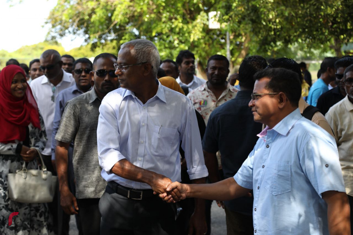 އޯގަސްޓް 31، 2018: ގުޅިފައިވާ ޕާޓީތަކުގެ ކެންޑިޑޭޓް އިބްރާހިމް މުހައްމަދު ސޯލިހު ގދ ވާދޫއަށް ވަޑައިގަތުމުން، އެރަށުގެ ރައްޔިތުން މަރުހަބާ ކިޔަނީ