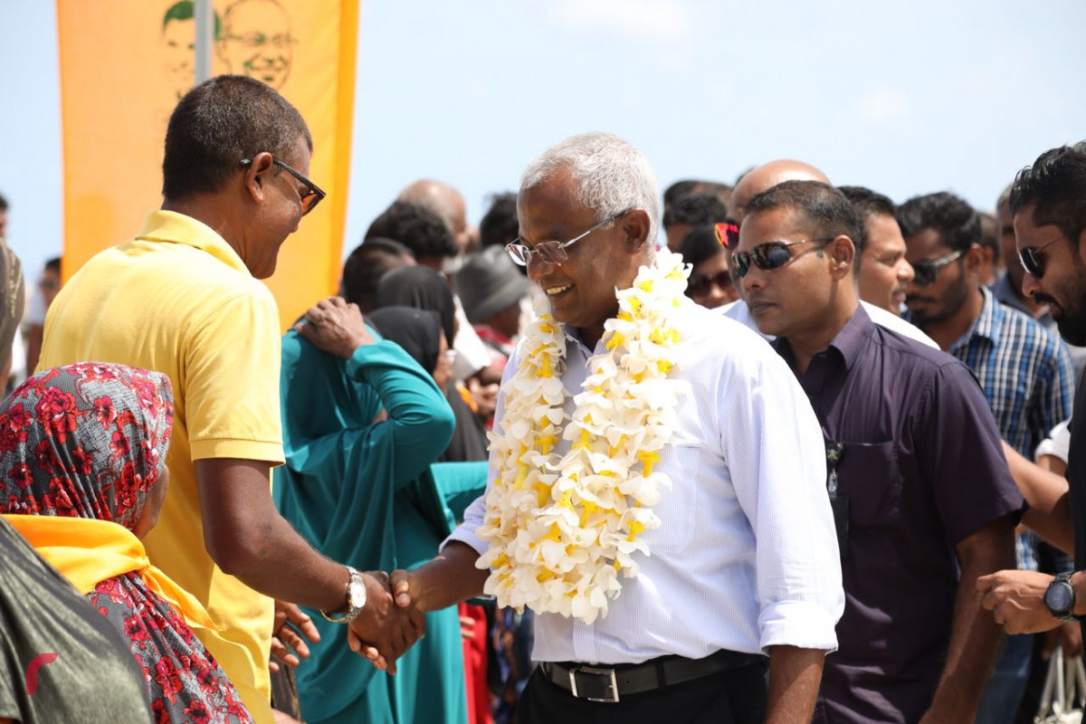 އޯގަސްޓް 31، 2018: ގުޅިފައިވާ ޕާޓީތަކުގެ ކެންޑިޑޭޓް އިބްރާހިމް މުހައްމަދު ސޯލިހު ގދ ވާދޫއަށް ވަޑައިގަތުމުން، އެރަށުގެ ރައްޔިތުން މަރުހަބާ ކިޔަނީ