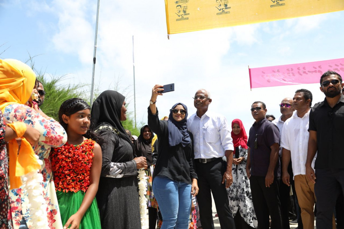 އޯގަސްޓް 31، 2018: ގުޅިފައިވާ ޕާޓީތަކުގެ ކެންޑިޑޭޓް އިބްރާހިމް މުހައްމަދު ސޯލިހު ގދ ވާދޫއަށް ވަޑައިގަތުމުން، އެރަށުގެ ރައްޔިތުން މަރުހަބާ ކިޔަނީ