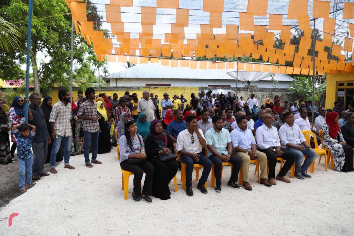 އޯގަސްޓް 31، 2018: ގުޅިފައިވާ ޕާޓީތަކުގެ ކެންޑިޑޭޓް އިބްރާހިމް މުހައްމަދު ސޯލިހު ގދ ވާދޫގެ ރައްޔިތުންނާ ބައްދަލުކުރައްވަނީ