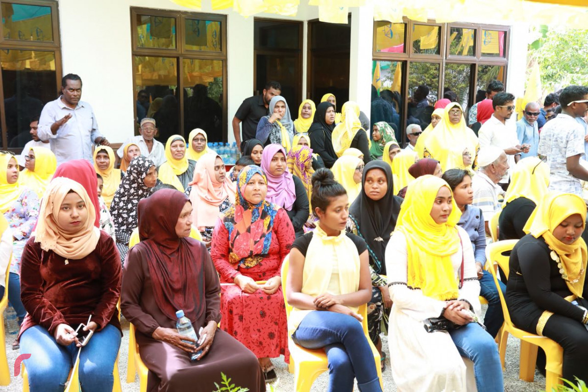 އޯގަސްޓް 31، 2018: ގުޅިފައިވާ ޕާޓީތަކުގެ ކެންޑިޑޭޓް އިބްރާހިމް މުހައްމަދު ސޯލިހު ގދ. ފަރެސްމާތޮޑާގެ ރައްޔިތުންނާ ބައްދަލުކުރައްވަނީ