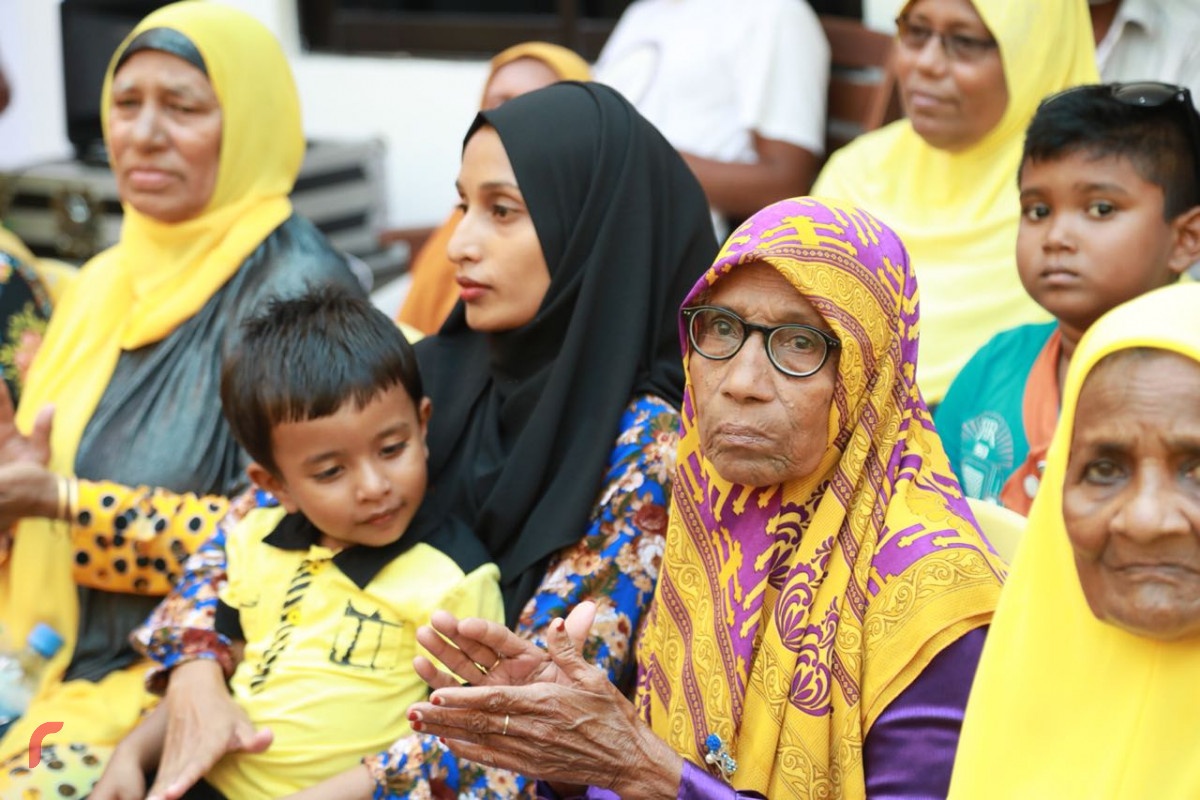 އޯގަސްޓް 31، 2018: ގުޅިފައިވާ ޕާޓީތަކުގެ ކެންޑިޑޭޓް އިބްރާހިމް މުހައްމަދު ސޯލިހު ގދ. ފަރެސްމާތޮޑާގެ ރައްޔިތުންނާ ބައްދަލުކުރައްވަނީ