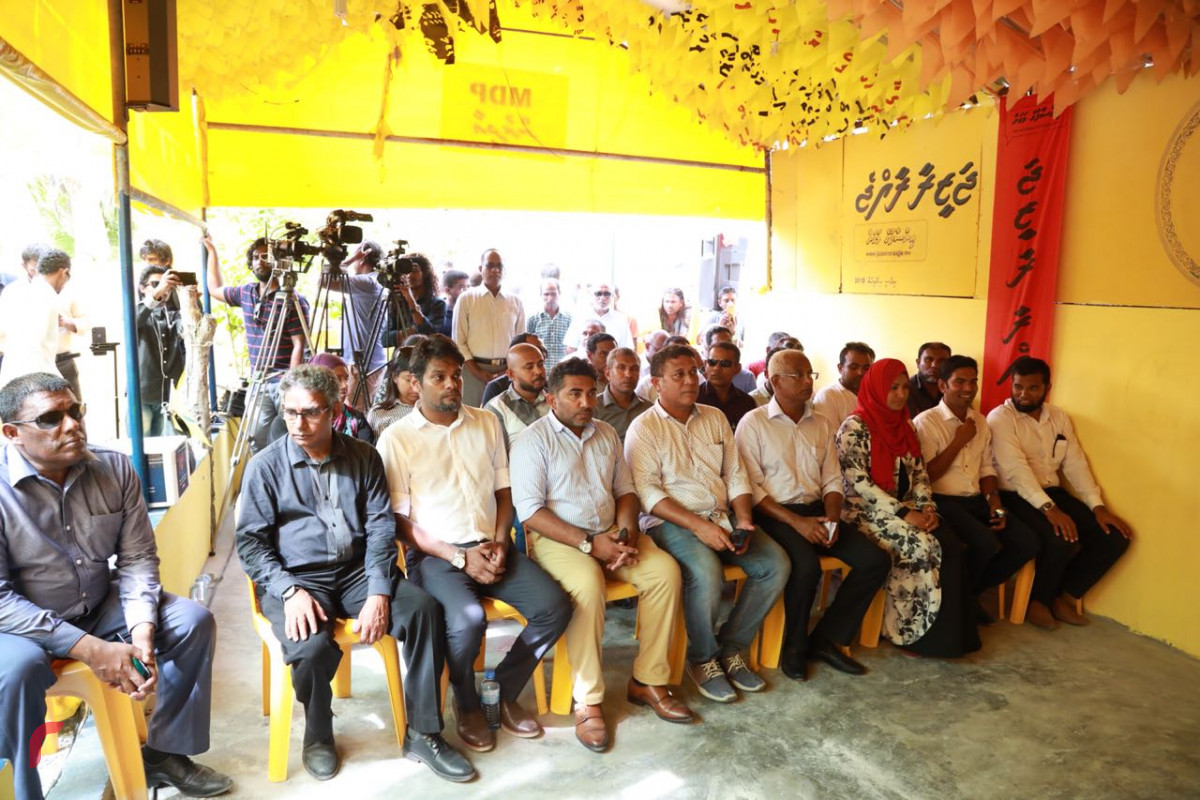 އޯގަސްޓް 31، 2018: ގުޅިފައިވާ ޕާޓީތަކުގެ ކެންޑިޑޭޓް އިބްރާހިމް މުހައްމަދު ސޯލިހު ގދ. ފަރެސްމާތޮޑާގެ ރައްޔިތުންނާ ބައްދަލުކުރައްވަނީ