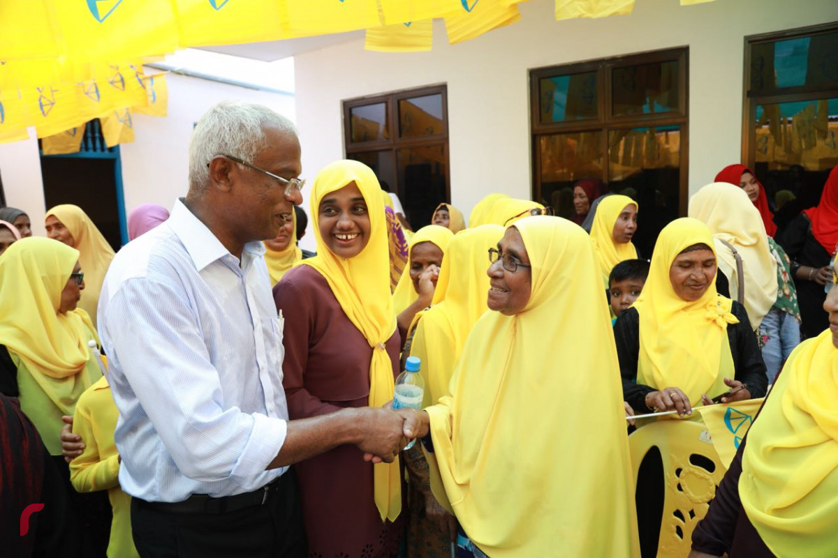 އޯގަސްޓް 31، 2018: ގުޅިފައިވާ ޕާޓީތަކުގެ ކެންޑިޑޭޓް އިބްރާހިމް މުހައްމަދު ސޯލިހު ގދ. ފަރެސްމާތޮޑާގެ ރައްޔިތުންނާ ބައްދަލުކުރައްވަނީ