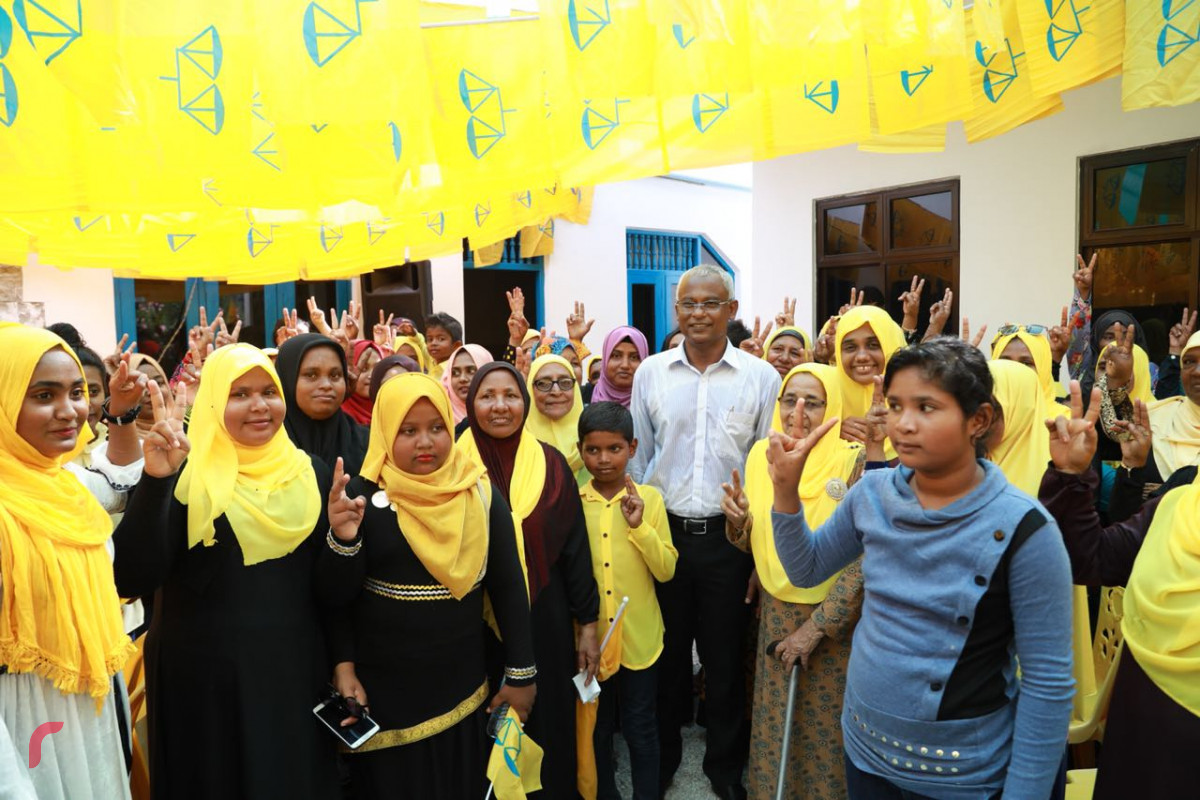 އޯގަސްޓް 31، 2018: ގދ. ފަރެސްމާތޮޑާގައި އިބޫ، ސަޕޯޓަރުންނާއެކު ފޮޓޯއަކަށް ހުއްޓިވަޑައިގެން