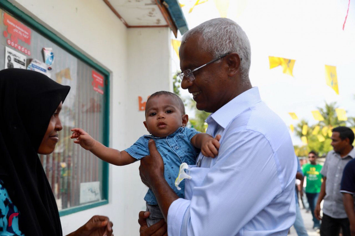 އޯގަސްޓް 31، 2018: ގުޅިފައިވާ ޕާޓީތަކުގެ ކެންޑިޑޭޓް އިބްރާހިމް މުހައްމަދު ސޯލިހު ގދ ފިޔޯރީއަށް ވަޑައިގެން ފިޔޯރީ ރައްޔިތުންނާއި ބައްދަލުކުރެއްވުމަށް ކުރިއަށްގެންދިޔަ ހަރަކާތުގެ ތެރެއިން