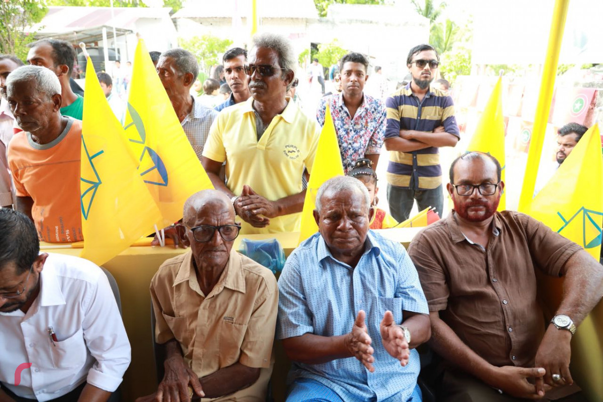 އޯގަސްޓް 31، 2018: ގުޅިފައިވާ ޕާޓީތަކުގެ ކެންޑިޑޭޓް އިބްރާހިމް މުހައްމަދު ސޯލިހު ގދ ފިޔޯރީއަށް ވަޑައިގެން ފިޔޯރީ ރައްޔިތުންނާއި ބައްދަލުކުރެއްވުމަށް ކުރިއަށްގެންދިޔަ ހަރަކާތުގެ ތެރެއިން