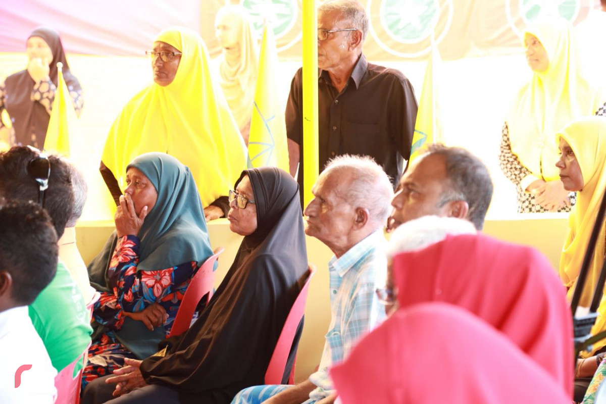 އޯގަސްޓް 31، 2018: ގުޅިފައިވާ ޕާޓީތަކުގެ ކެންޑިޑޭޓް އިބްރާހިމް މުހައްމަދު ސޯލިހު ގދ ފިޔޯރީއަށް ވަޑައިގެން ފިޔޯރީ ރައްޔިތުންނާއި ބައްދަލުކުރެއްވުމަށް ކުރިއަށްގެންދިޔަ ހަރަކާތުގެ ތެރެއިން