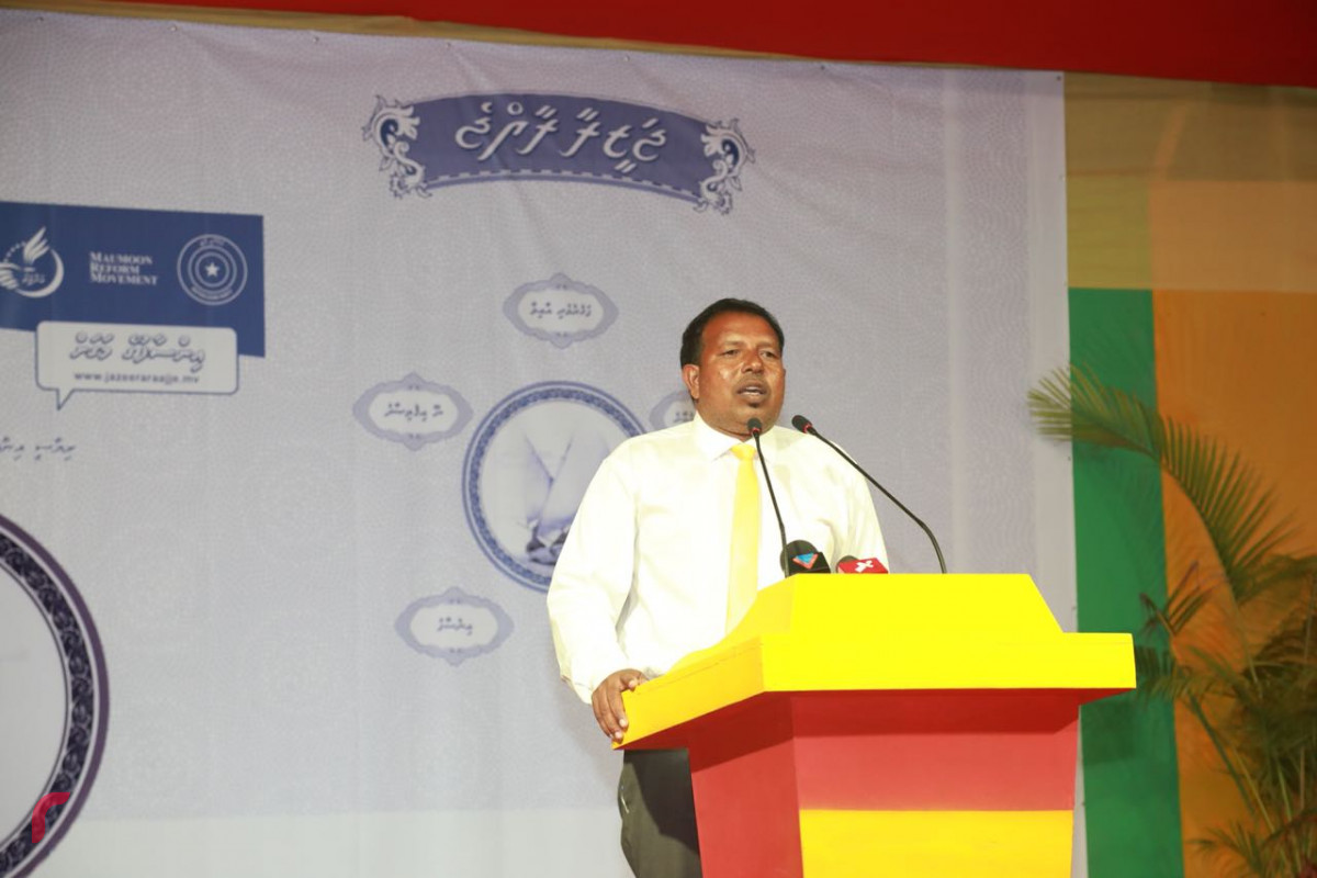 ސެޕްޓެމްބަރު 1، 2018: ގުޅިފައިވާ އިއްތިހާދުން އިންތިޒާމްކޮށްގެން ގދ ގައްދޫގައި ބޭއްވި ޖަލްސާގެ ތެރެއިން، މި ޖަލްސާގައި ގުޅިފައިވާ އިއްތިހާދުގެ ރިޔާސީ ކެނޑިޑޭޓް އިބްރާހިމް މުހައްމަދު ސޯލިހުގެ އިތުރުން އިއްތިހާދުގެ ގިނަ އިސްވެރިން ވަނީ ބައިވެރިވެވަޑައިގެންފައި