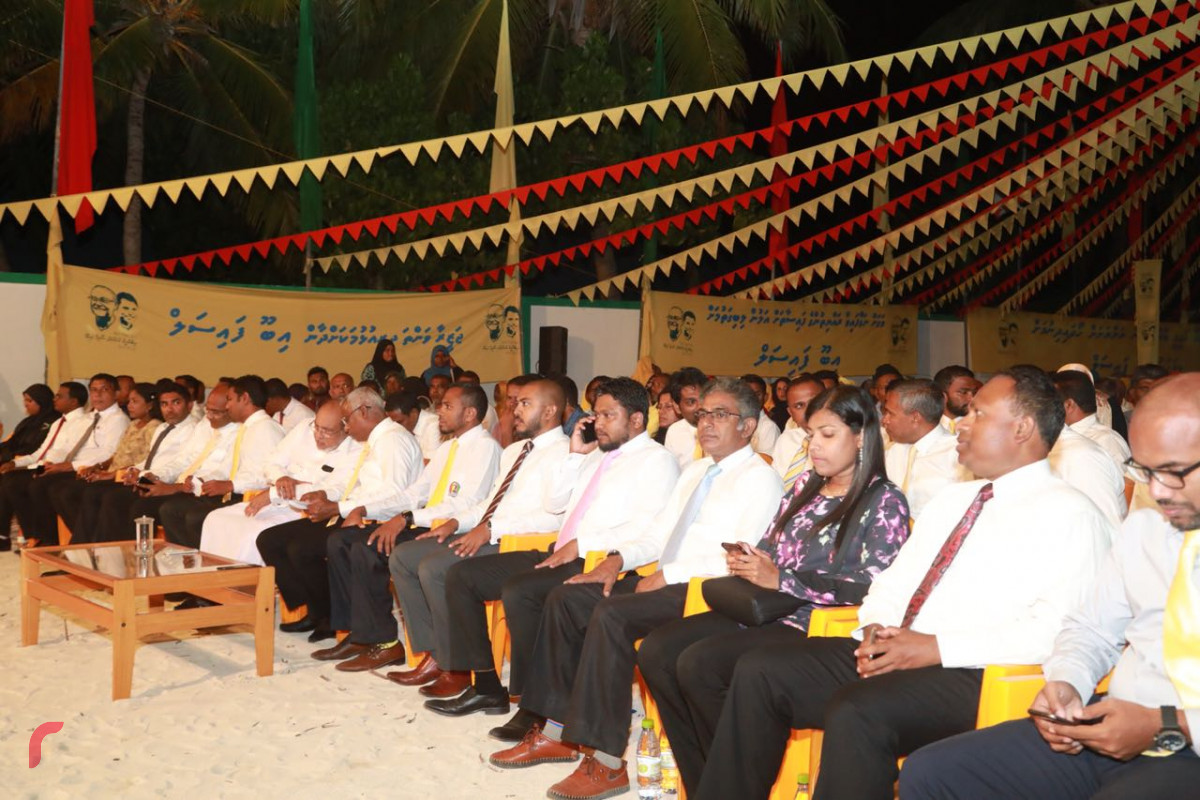 ސެޕްޓެމްބަރު 1، 2018: ގުޅިފައިވާ އިއްތިހާދުން އިންތިޒާމްކޮށްގެން ގދ ގައްދޫގައި ބޭއްވި ޖަލްސާގެ ތެރެއިން، މި ޖަލްސާގައި ގުޅިފައިވާ އިއްތިހާދުގެ ރިޔާސީ ކެންޑިޑޭޓް އިބްރާހިމް މުހައްމަދު ސޯލިހުގެ އިތުރުން އިއްތިހާދުގެ ގިނަ އިސްވެރިން ވަނީ ބައިވެރިވެވަޑައިގެންފައި