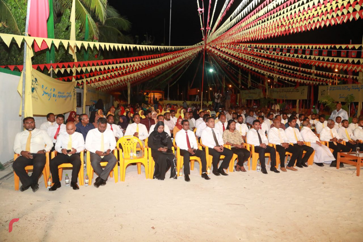 ސެޕްޓެމްބަރު 1، 2018: ގުޅިފައިވާ އިއްތިހާދުން އިންތިޒާމްކޮށްގެން ގދ ގައްދޫގައި ބޭއްވި ޖަލްސާގެ ތެރެއިން، މި ޖަލްސާގައި ގުޅިފައިވާ އިއްތިހާދުގެ ރިޔާސީ ކެންޑިޑޭޓް އިބްރާހިމް މުހައްމަދު ސޯލިހުގެ އިތުރުން އިއްތިހާދުގެ ގިނަ އިސްވެރިން ވަނީ ބައިވެރިވެވަޑައިގެންފައި