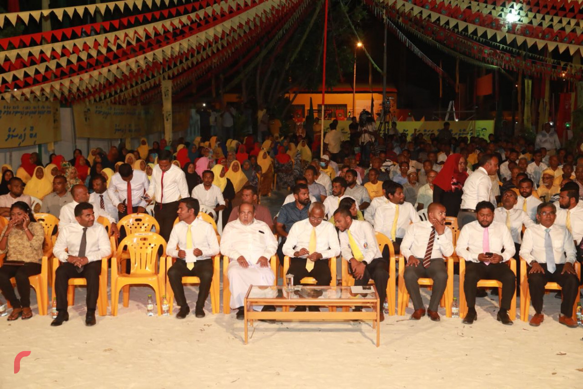 ސެޕްޓެމްބަރު 1، 2018: ގުޅިފައިވާ އިއްތިހާދުން އިންތިޒާމްކޮށްގެން ގދ ގައްދޫގައި ބޭއްވި ޖަލްސާގެ ތެރެއިން، މި ޖަލްސާގައި ގުޅިފައިވާ އިއްތިހާދުގެ ރިޔާސީ ކެނޑިޑޭޓް އިބްރާހިމް މުހައްމަދު ސޯލިހުގެ އިތުރުން އިއްތިހާދުގެ ގިނަ އިސްވެރިން ވަނީ ބައިވެރިވެވަޑައިގެންފައި