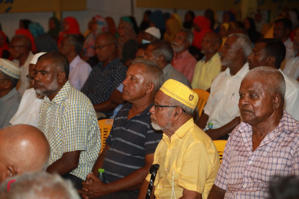 ސެޕްޓެމްބަރު 1، 2018: ގުޅިފައިވާ އިއްތިހާދުން އިންތިޒާމްކޮށްގެން ގދ ގައްދޫގައި ބޭއްވި ޖަލްސާގެ ތެރެއިން، މި ޖަލްސާގައި ގުޅިފައިވާ އިއްތިހާދުގެ ރިޔާސީ ކެނޑިޑޭޓް އިބްރާހިމް މުހައްމަދު ސޯލިހުގެ އިތުރުން އިއްތިހާދުގެ ގިނަ އިސްވެރިން ވަނީ ބައިވެރިވެވަޑައިގެންފައި