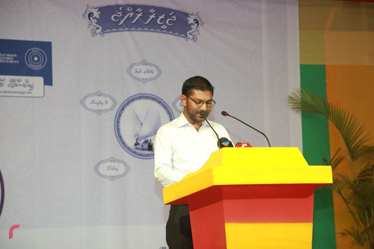 ސެޕްޓެމްބަރު 1، 2018: ގުޅިފައިވާ އިއްތިހާދުން އިންތިޒާމްކޮށްގެން ގދ ގައްދޫގައި ބޭއްވި ޖަލްސާގެ ތެރެއިން، މި ޖަލްސާގައި ގުޅިފައިވާ އިއްތިހާދުގެ ރިޔާސީ ކެނޑިޑޭޓް އިބްރާހިމް މުހައްމަދު ސޯލިހުގެ އިތުރުން އިއްތިހާދުގެ ގިނަ އިސްވެރިން ވަނީ ބައިވެރިވެވަޑައިގެންފައި